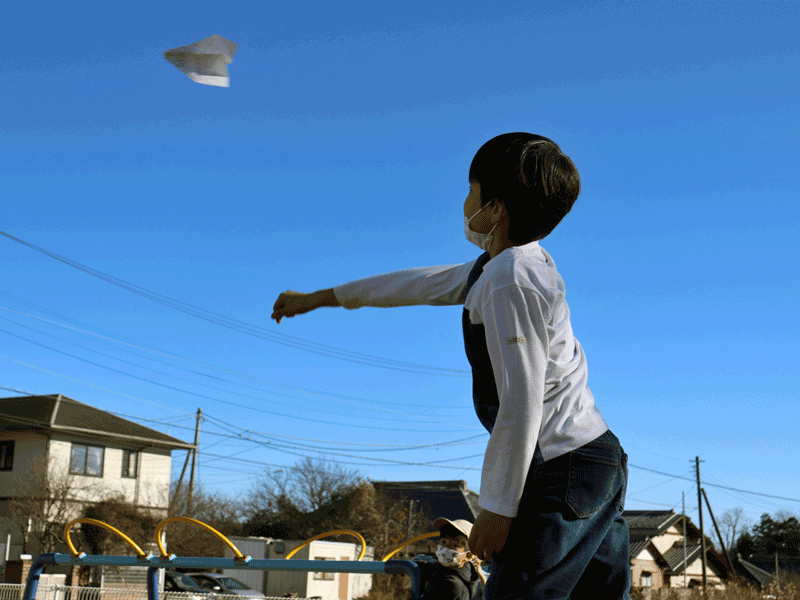 紙飛行機を飛ばそう